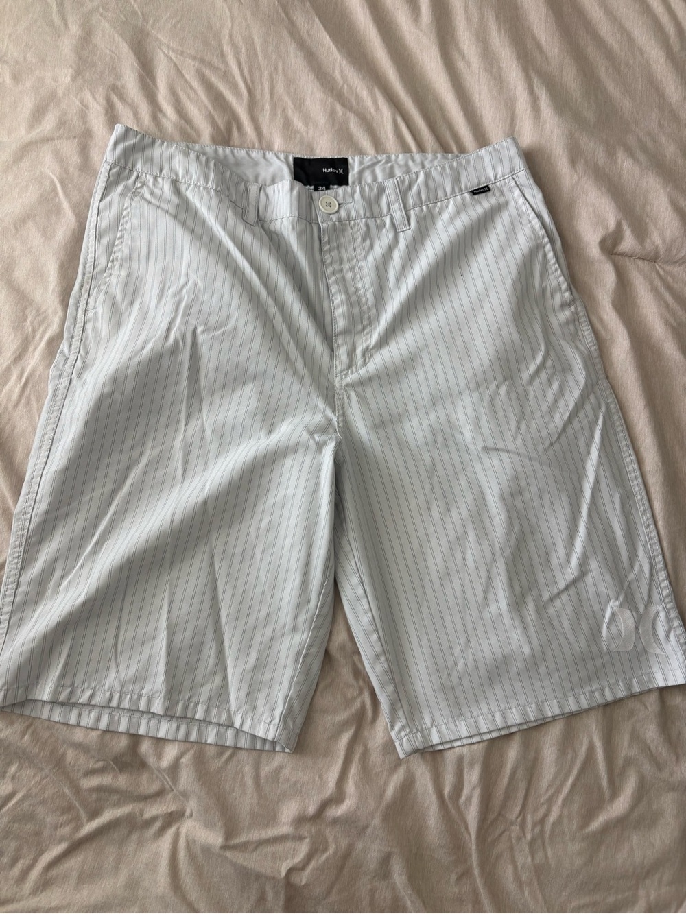 Hurley Men's Light Gray Pinstripe Flat-Front Shorts